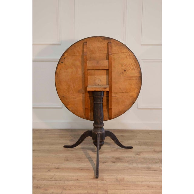 19th Century Swedish Gustavian Tilt-Top Table in Painted Finish For Sale In Atlanta - Image 6 of 7