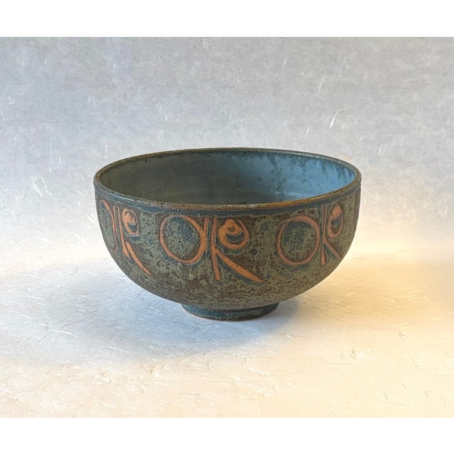A Beautiful Hand-Made Stoneware Art Pottery Bowl by Gerry Williams For Sale - Image 4 of 11