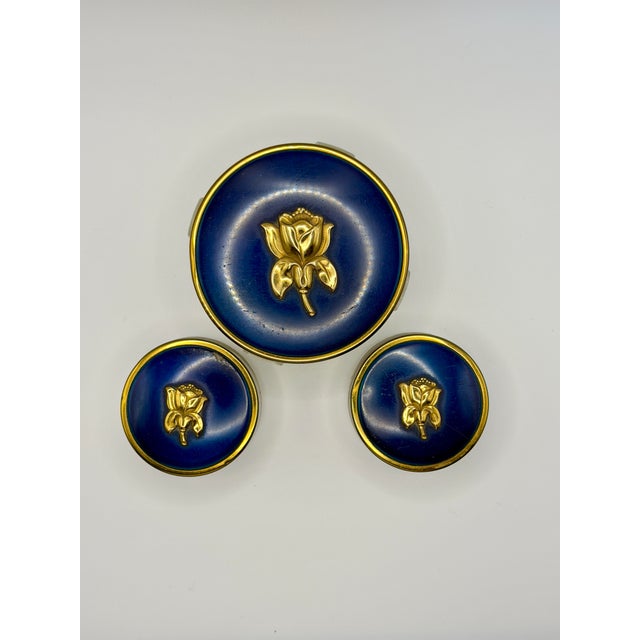 Vintage American Beauty Blue & Gold Vanity Jar Set – Floral Glass Trinket Boxes, Set of 3 For Sale - Image 4 of 5