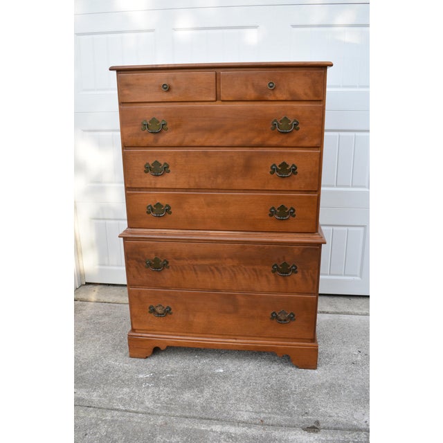 1950s Vintage Ethan Allen Heirloom Nutmeg Maple 7 Drawer Chest on Chest Tall Dresser For Sale - Image 5 of 17