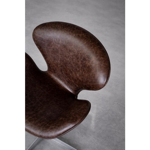Fritz Hansen Mid-Century Modern Danish Brown Leather Swan Chair by Arne Jacobsen for Fritz Hansen, 1958 For Sale - Image 4 of 18