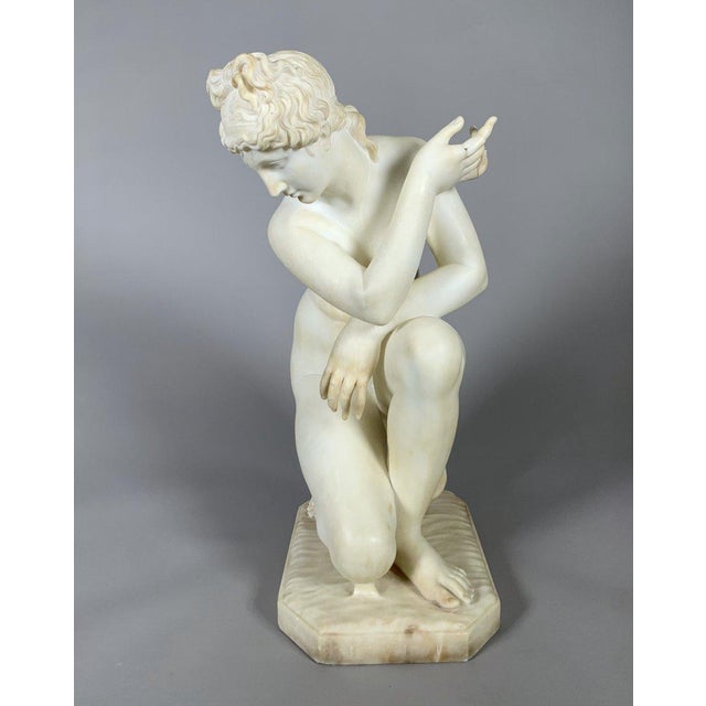 Traditional Early 19th-century white marble sculpture in the Neoclassical style depicting Venus at the Bath For Sale - Image 3 of 10