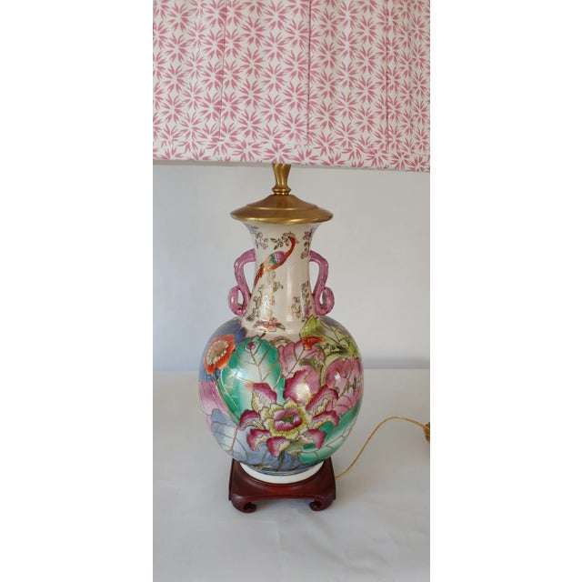 Chinoiserie Vintage Tobacco Leaf Lamps With Pink Pleated Shades - a Pair For Sale - Image 3 of 13