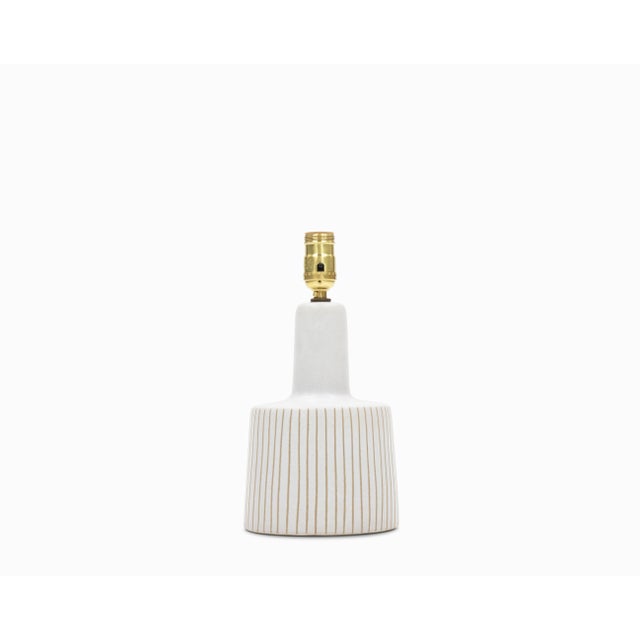 Mid-Century Modern Vintage Mid Century M105 Ceramic Table Lamp by Jane & Gordon Martz For Sale - Image 3 of 7