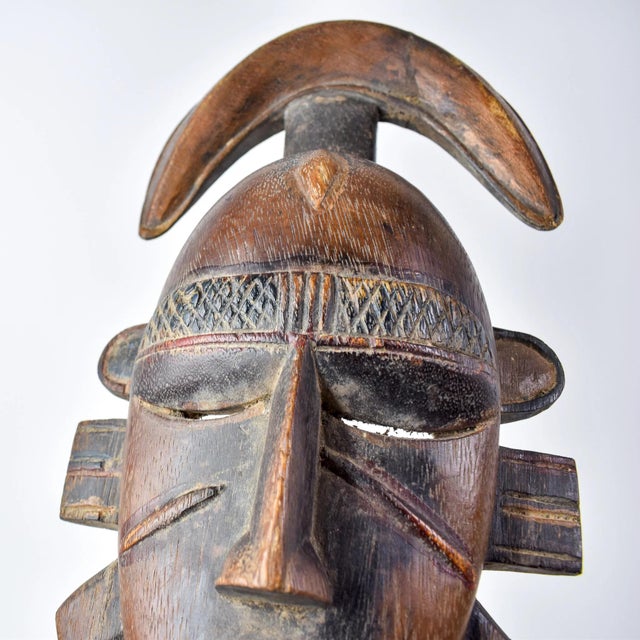 Early 20th Century Djimini Ligbi Do Society Mask on Custom Stand Côte d'Ivoire For Sale - Image 12 of 13