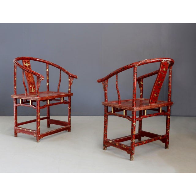 Large and very elegant and well-made pair of Chinese armchairs fromof the 19th century. The pair of armchairs is in curved...