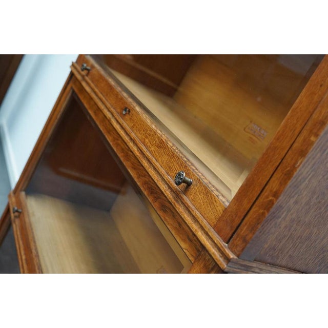 German Oak Bookcase with Folding Doors in style of Globe Wernicke, 1900s For Sale - Image 3 of 18