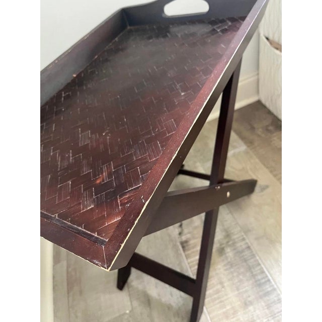 1980s Dark Wood Folding Butler Tray Table Woven Bamboo Inlay Removable Serving Tray For Sale - Image 4 of 13
