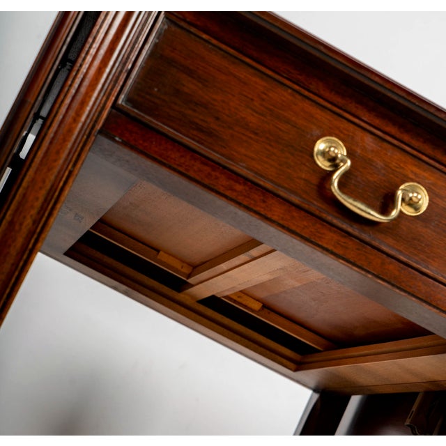 1980s Kindel Mahogany Drop Leaf Side Table / Federal Style Pembroke End Table With Drawer For Sale In Los Angeles - Image 6 of 9