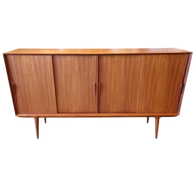A magnificent Danish cabinet in golden brown teak with beautiful grain and a carefully crafted design. Model 19 from Omann...