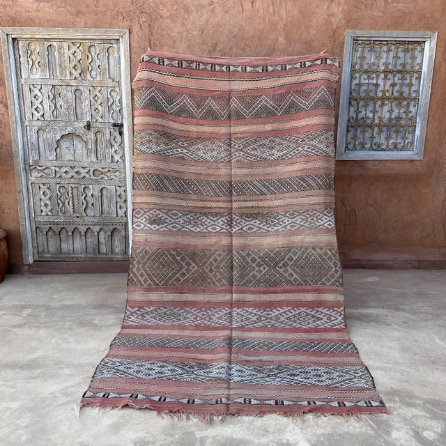 Everyone strives to achieve the perfect home decoration that can be flaunted to relatives and in the same time, be a...