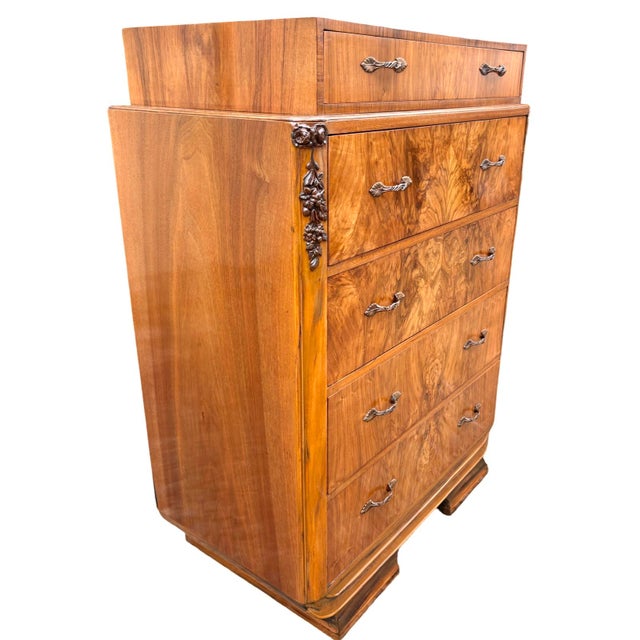 Presented in showroom condition a stunning 1930s walnut veneered chest of drawers. Comprises 5 graduated drawers each...