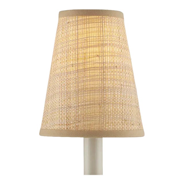 Petite shades made of a finely woven grasscloth bring added warmth to a space. Due to the natural material’s inherent...