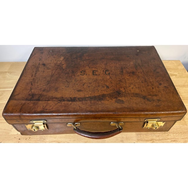 Edwardian English Leather & Brass Suitcase by Army & Navy CSL London Circa 1910 For Sale - Image 4 of 18