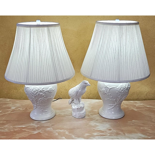 Hollywood Regency Pair of Vintage White Ceramic Ginger Jar Table Lamps With Floral Relief & Diane Shades For Sale - Image 3 of 18