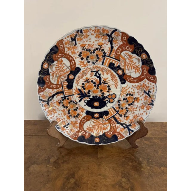 Fantastic quality antique Japanese imari large plate, having a quality antique Japanese imari plate with a scallop shaped...