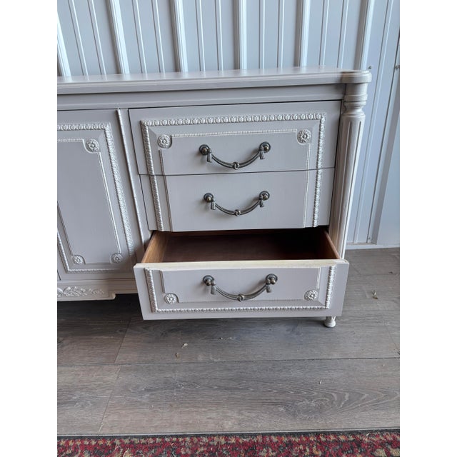 1970s French Provincial Dresser in Soft White With Carved Detailing and Cabinet Storage For Sale In Denver - Image 6 of 9