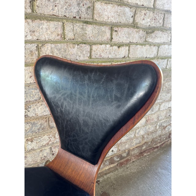 Mid Century Modern Chair, Leather Chrome and Walnut, in the Style of Cherner For Sale - Image 12 of 17