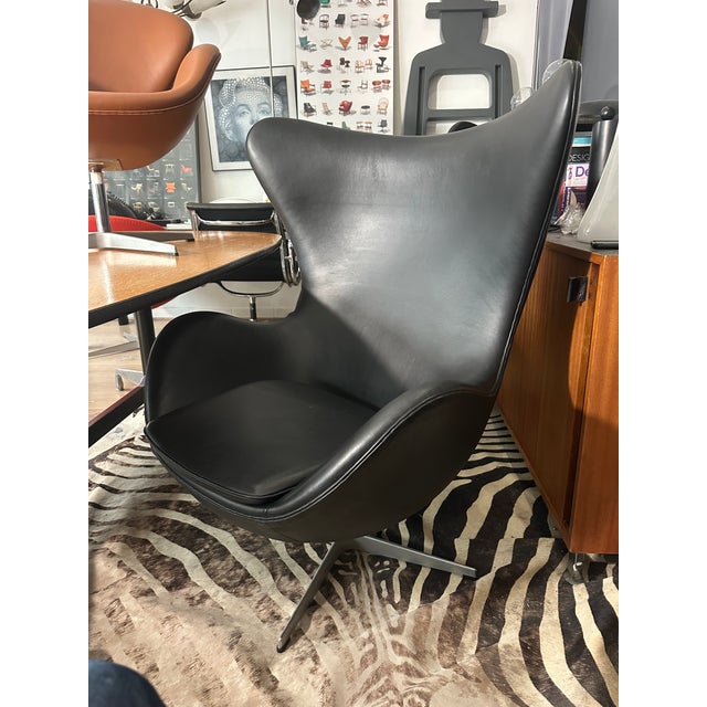 Black Egg Chairs by Arne Jacobsen for Fritz Hansen, 1990s, Set of 2 For Sale - Image 8 of 10