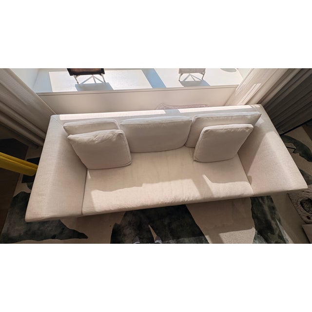 An icon of contemporary design, the Charles sofa stands out for its light image accentuated by the essential design of the...