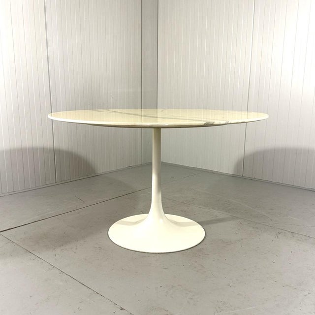 Large round dining table. Marble top with beveled edge, cast iron or aluminium tulip foot. 1960’s. In good vintage...