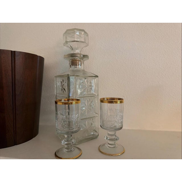 1960s Mid-Century Modern Bar Set Wooden Ice Bucket & Tongs, Decanter & Glasses - Set of 5 For Sale - Image 4 of 6