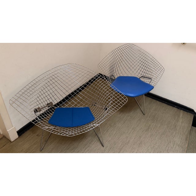 1980s Wire 421 and 422 Diamond Chairs in Silver and Blue by Harry Bertoia for Knoll, 1970s, Set of 2 For Sale - Image 5 of 18