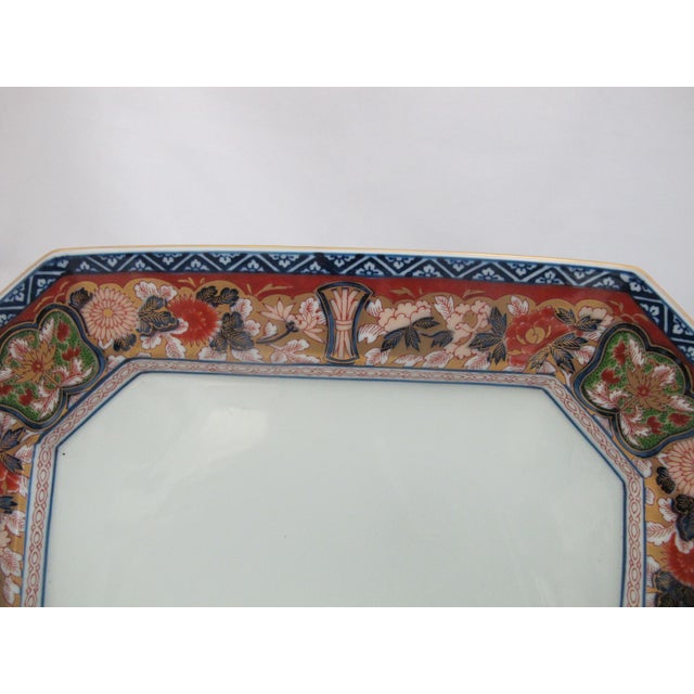 Japanese Arita ware Imari porcelain serving dish with a Gokunishiki Kinsai Koimari style design produced by Kisen Kiln in...