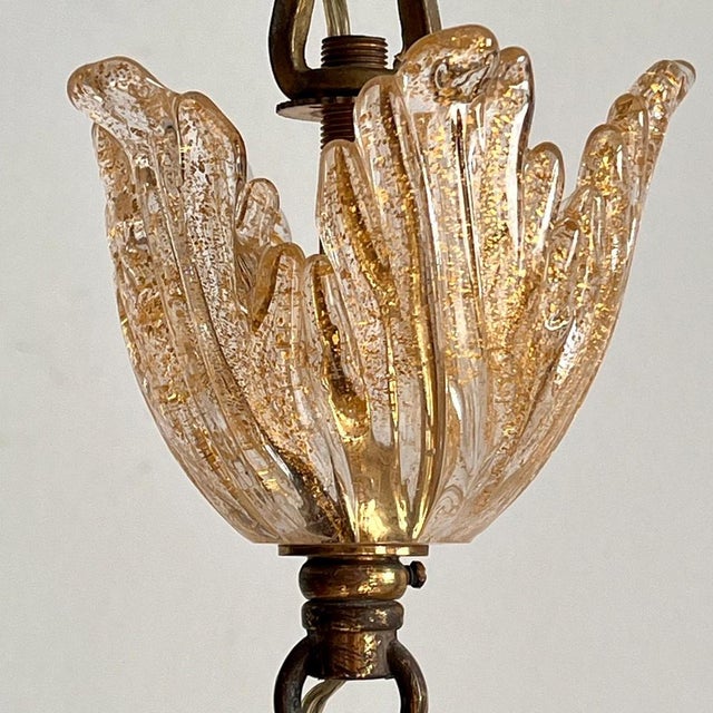 Refined Murano glass pendant lamp, attributed to the renowned Seguso Vetri d'Arte factory, 1950s. The central body...