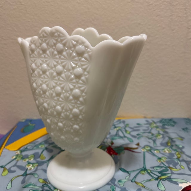 1960s Vintage Fenton Style Milk Glass Fan Vase Daisy and Button White Pedestal Scalloped MCM For Sale - Image 5 of 8