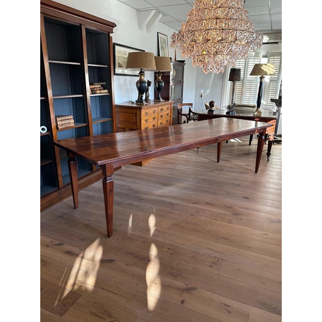 Beautiful antique colonial teak dining table in perfect condition. Warm color. Seats 12 people. Beautiful and practical...