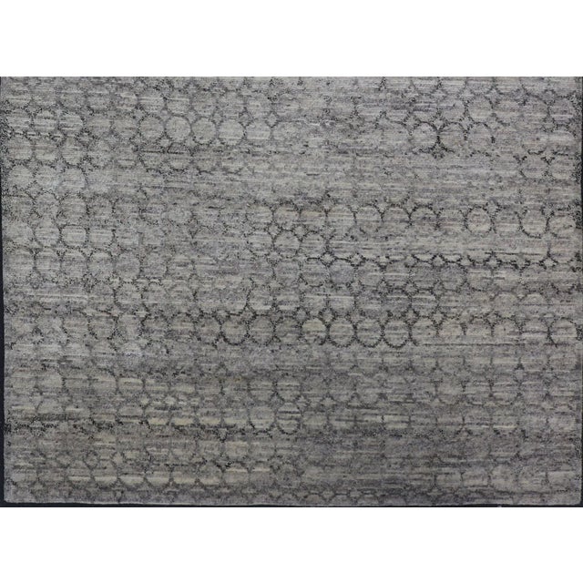 Contemporary Light Gray Modern Rug With All-Over Chain Design in Dark Gray For Sale - Image 3 of 12