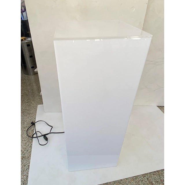 Modern 1970s Illuminated Pedestal White and Clear Lucite For Sale - Image 3 of 12