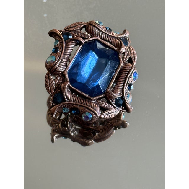 Metal 1970s Hollywood Regency Brooch With Tanzanite Rhinestones For Sale - Image 7 of 8