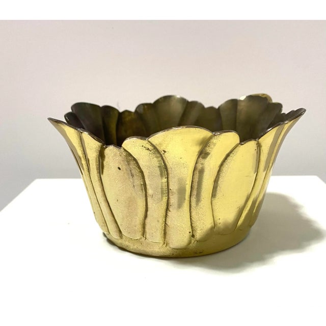 Hollywood Regency Vintage Brass Lotus Bowl Cachepot – Hollywood Regency Lotus Planter For Sale - Image 3 of 6