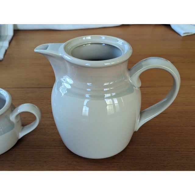 Measures approximately 7.25H x 8.5W to handle Body measures 6"W Very good condition
