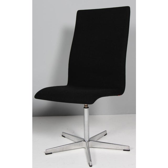 Oxford Chairs in Wool by Arne Jacobsen, Set of 2 For Sale - Image 3 of 8