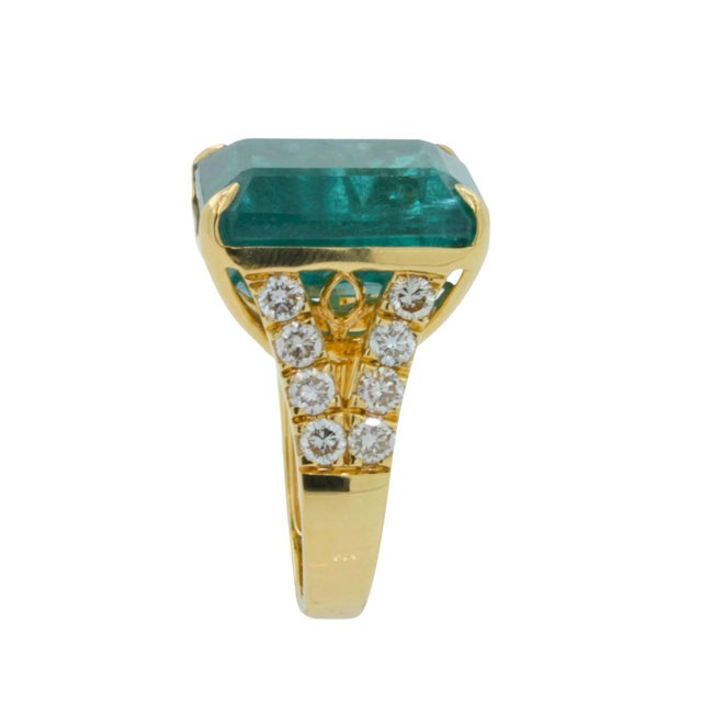 Early 21st Century Vivid Green Emerald Shape Step Cut Emerald Diamond Cocktail Ring, Size 6.5 For Sale - Image 5 of 10
