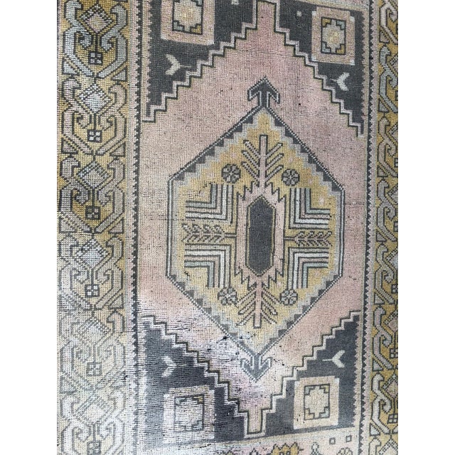 1960s Turkish Oushak Pastel Handwoven Floor Rug - 3′1″ × 5′10″ For Sale - Image 5 of 11