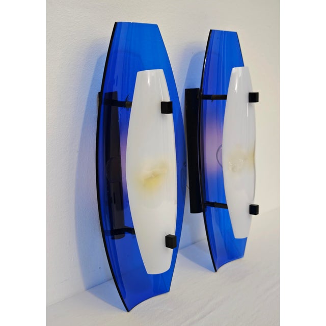 Black Mid-Century Modern Blue and White Acrylic Glass Wall Lamps, Italy, 1970s, Set of 2 For Sale - Image 8 of 18