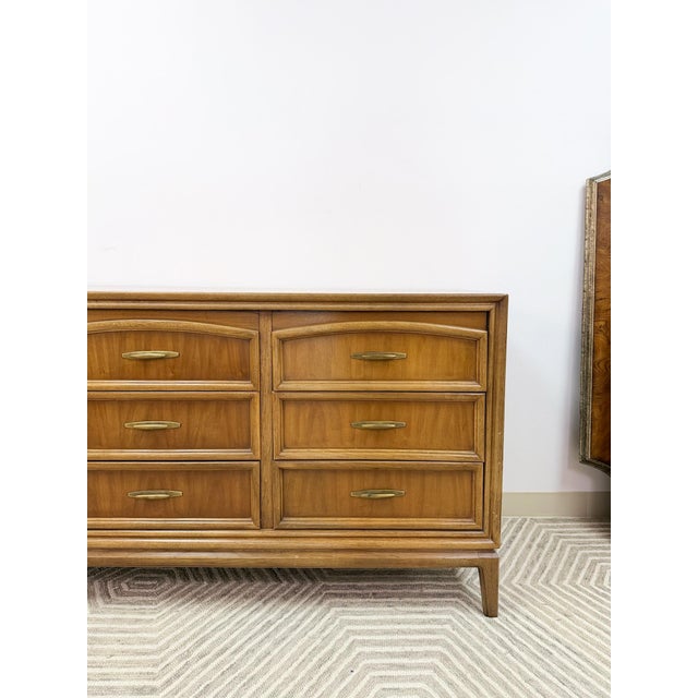 Mid-Century Modern Vintage Thomasville 9 Drawer Dresser Walnut W/ Glass Top For Sale - Image 3 of 16
