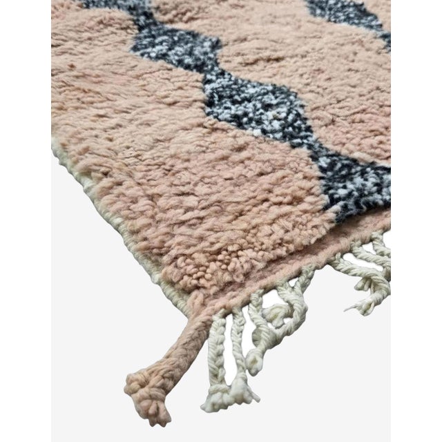 Blush Beige Moroccan Rug – Handmade Berber Wool Carpet This elegant handmade Moroccan rug features a soft blush beige...