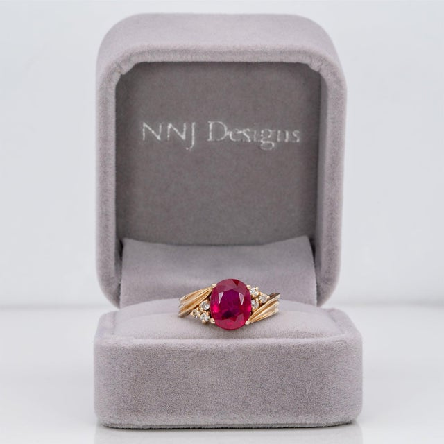Modern 4.4Ct Madagascar Ruby Estate Ring With Earth-Mined Diamond Accents: 14k Gold, Size 6.75 For Sale - Image 3 of 9