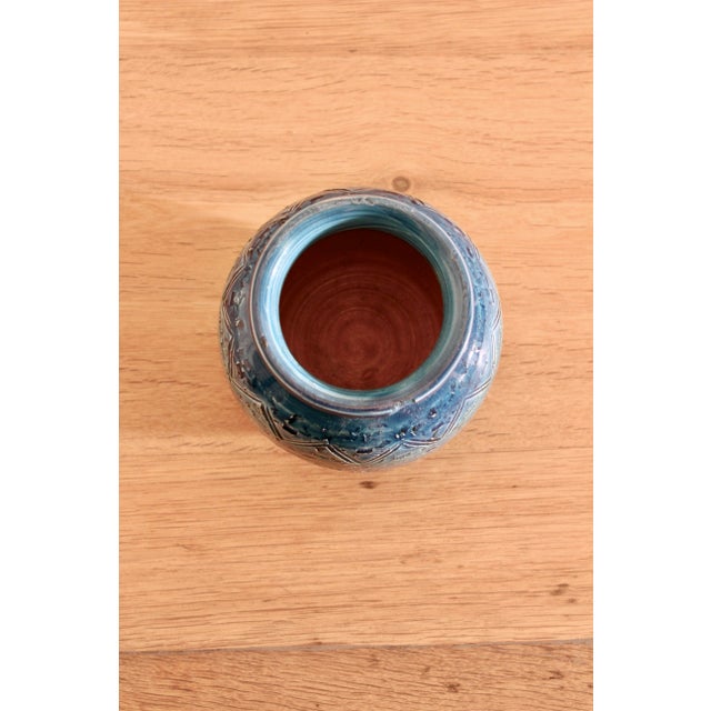 Rimini Blue Ceramic Vase attributed to Aldo Londi for Bitossi, Italy, 1960s For Sale - Image 6 of 9