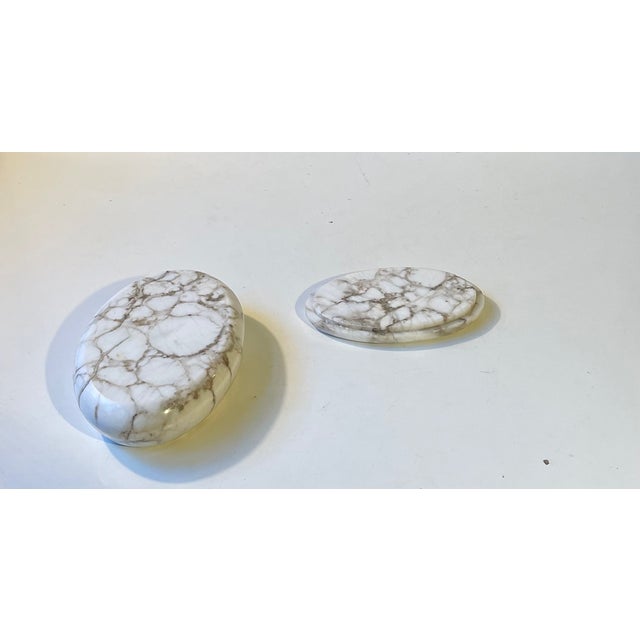 1970s Vintage White Marble Jewelry Trinket with Bird Intarsia, 1970s For Sale - Image 5 of 8