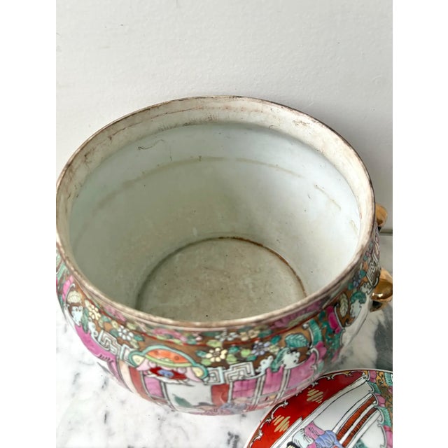 Rose Late 19th Century Chinese Porcelain Kamcheng, a Famille Rose Medallion Vinegar Jar With Lid and Gold Handle For Sale - Image 8 of 14