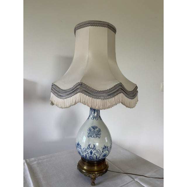 An elegant 19th-century (1850-1880) table lamp, a refined example of the french neoclassical style. The pear-shaped base...