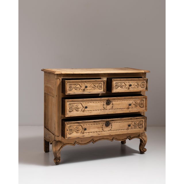 Early 20th Century Beige French Carved Chest of Drawers For Sale - Image 13 of 15