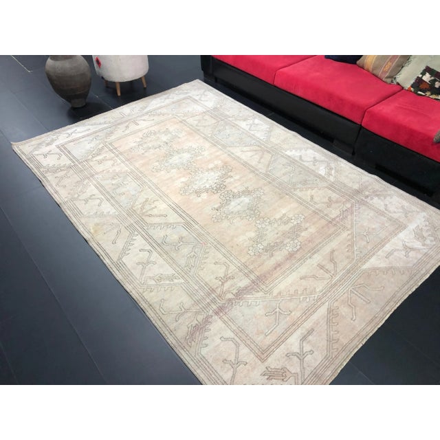1960s Vintage Traditional Turkish Handmade Peach and Beige Large Area Rug For Sale - Image 5 of 11