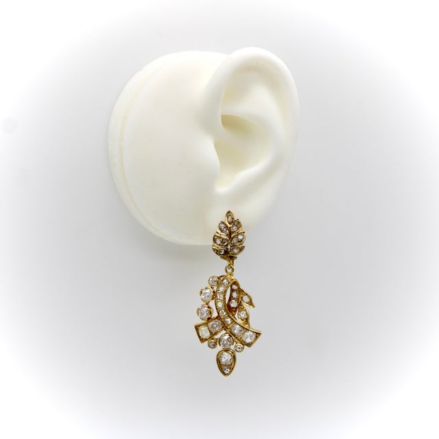 Early Victorian 18k Gold Diamond Earrings With Leaf and Ribbon Motif With 6 Carats For Sale - Image 10 of 13